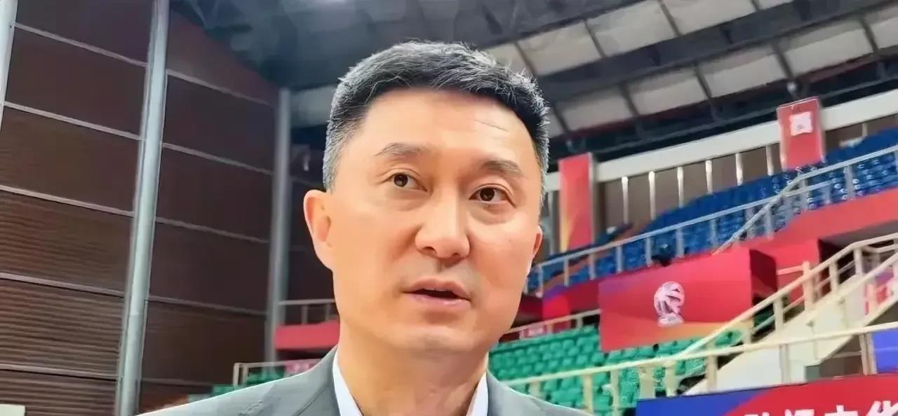 看国家队杜锋认为后卫最佳搭配！
球迷让我回答，我心目中目前后卫最佳搭配。我开诚布