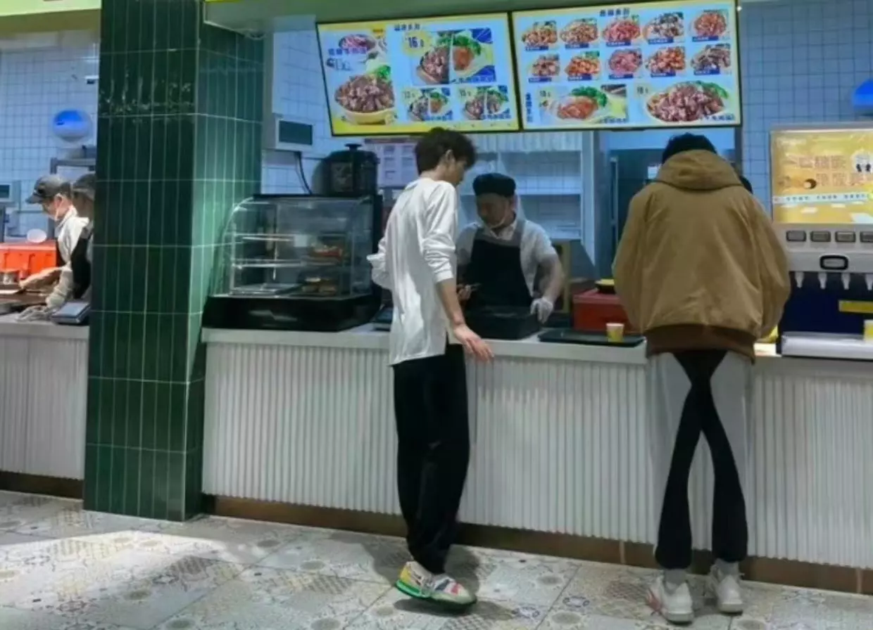 同学，你这裤子显瘦