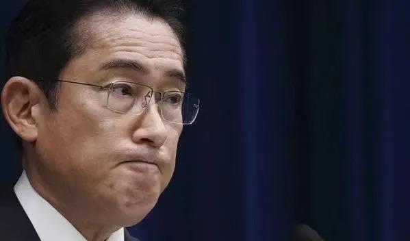 拜登：岸田呀，咋愁眉苦脸的呀？
岸田：大哥，别提了！
拜登：到底咋了嘛？
岸田：