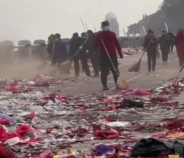 这下知道为什要禁止放烟花了，一个跨年制造了多少垃圾，环卫工人一个早上都没有清理干