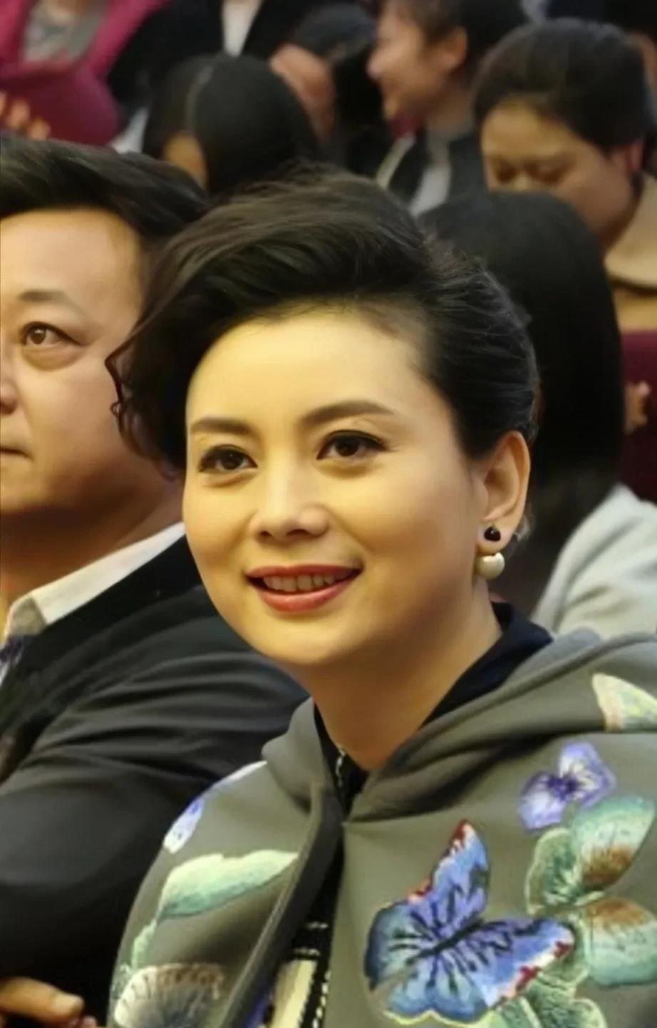 女演员谭梅，聊起丈夫朱军，说:有段时间，他的事业不太顺利，我就说，你以前搞催泪访