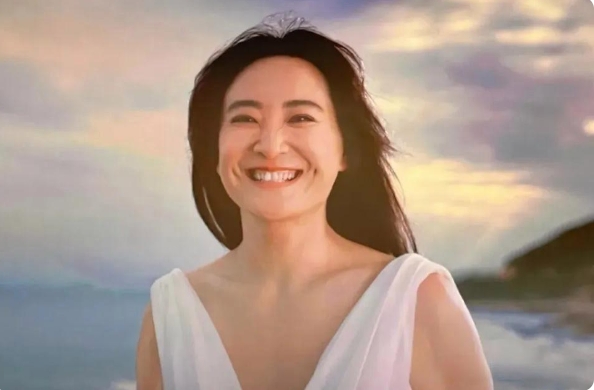 贾玲在电影片尾穿上了白色露背连衣裙，面朝大海，笑起来的梨涡和披肩长发让人赏心悦目