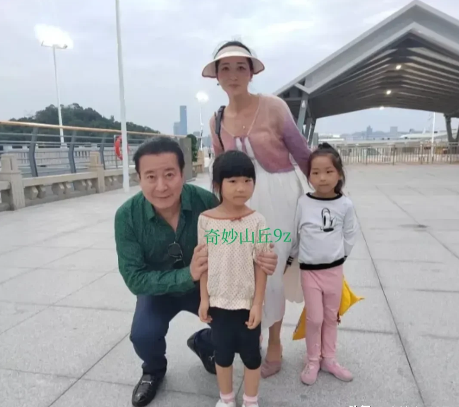 看蹲着这位咋那么面熟呢，他是不是演员？好像在电视剧中看过，长着一张国字脸，不是很