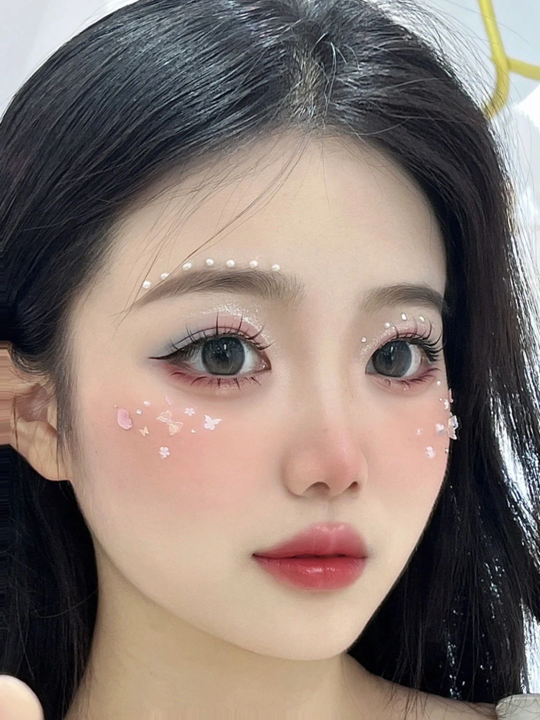 😡这个迪士尼化妆师给我化妆画的啥玩意？
幼态减龄妆容💄
搭配：珍珠贴片➕蝴蝶