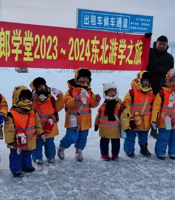 
面对广西十一个沙糖桔，我可以说句实话吗？你们的服装橙黄配蓝色确实很显眼，也很可
