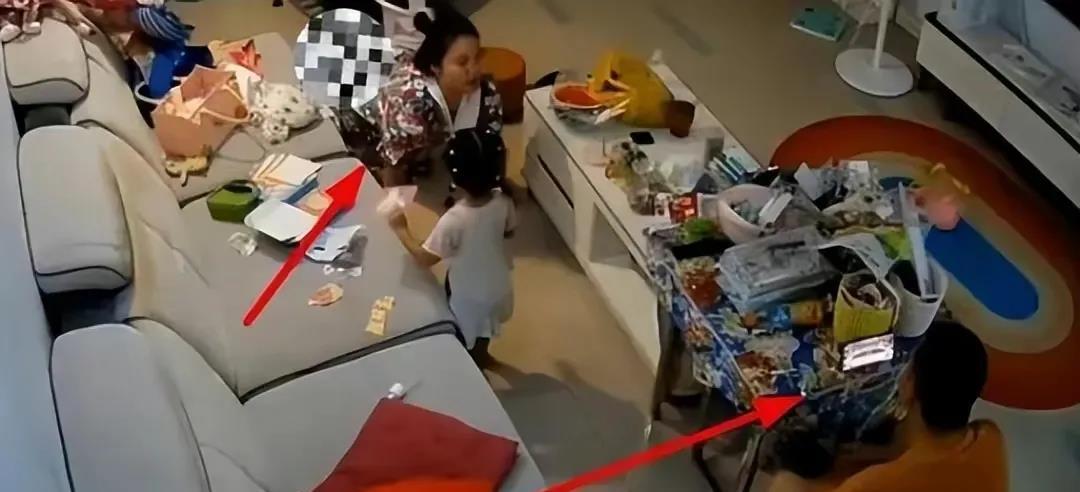 毁三观的父亲，上厕所不关门妻子下跪。
妻子对着丈夫下跪磕头，恳求他上厕所关门，而