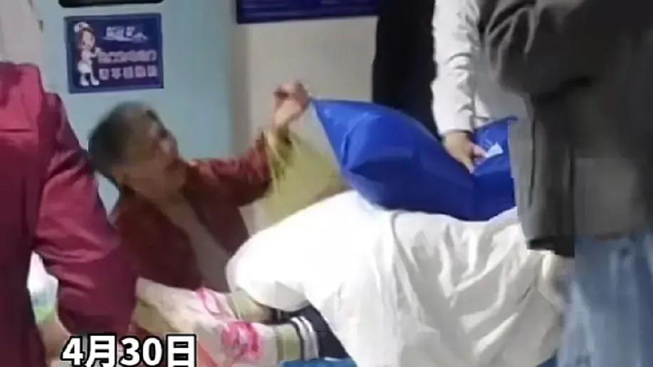 奶奶跪求不让孙子进ICU：进去就出不来了