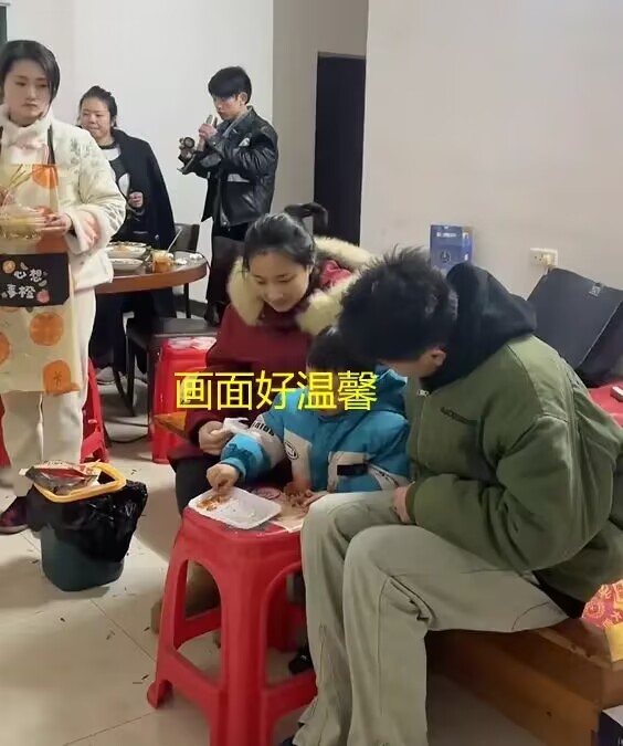 湖南一前妻来看望孩子，一家三口很温馨，现任妻子：感觉我好多余
湖南一居民家中，妻