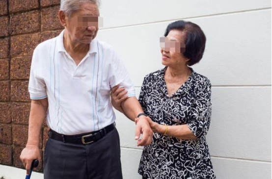 “薪水照给,但是陪我睡觉”78岁男朋友找保姆,直至见到那时候