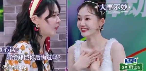 尽管苗苗说嫁给郑恺不后悔，为了家庭牺牲自己的事业也不后悔，但在舞台上和曾经的同事
