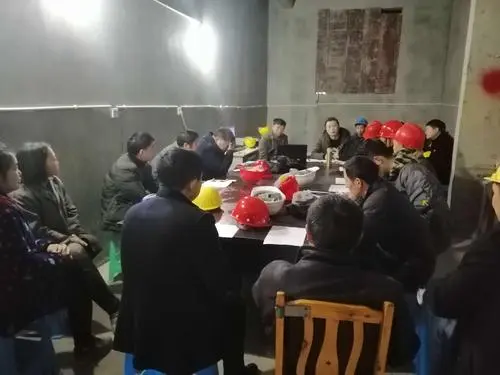 工地上的“会议潜规则”：揭秘那些不为人知的真相

在工地上，会议是必不可少的一部