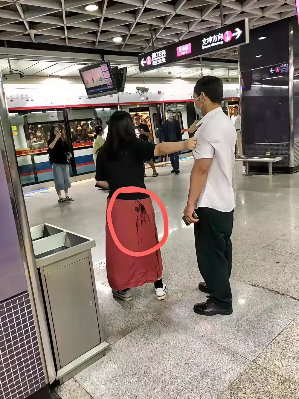 广州地铁5号线，猥亵。这是憋了50年吧！