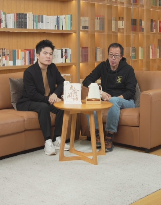 今天晚上，董宇辉现身俞敏洪的直播间，俞敏洪解释一系列的事件是“管理事故”。