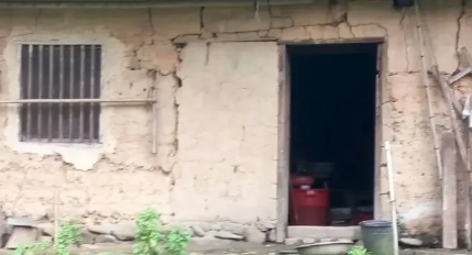 山东烟台，村里为孤寡老人办理五保户待遇，并与老人约定，等老人百年后，房子归村里所