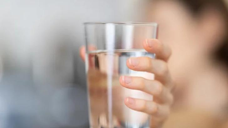 饮食|减肥的时候应该多喝水还是少喝水？