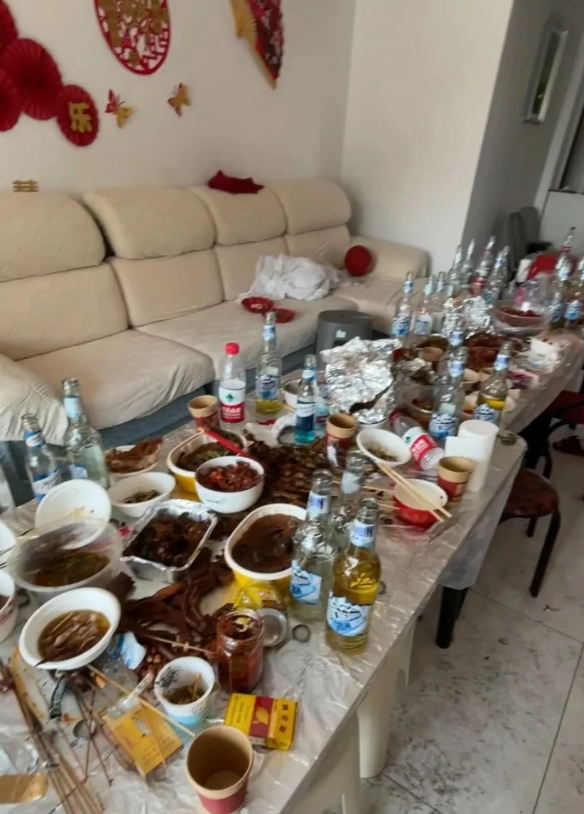 我家婆婆一年聚餐200次，每次和她的朋友来家里吃饭就很气人，买东西我自己掏腰包不