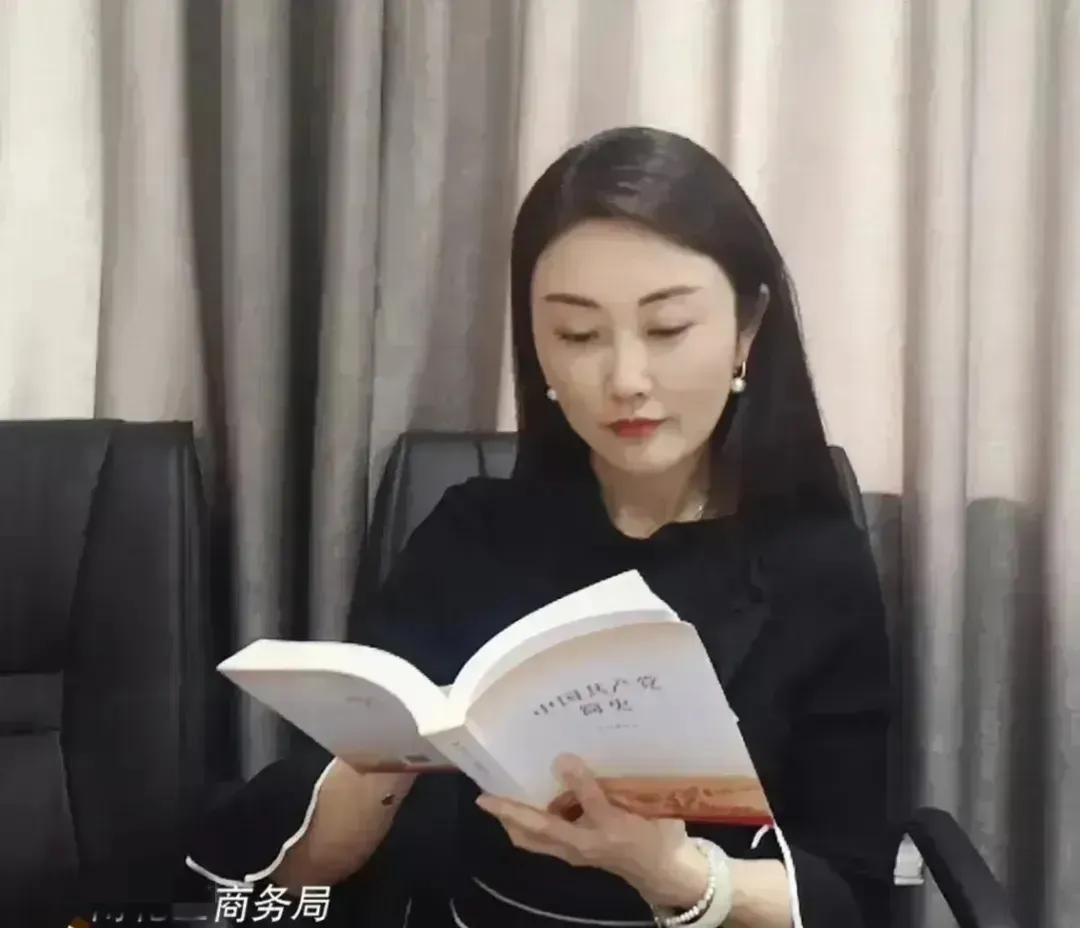 站在台上的她温婉优雅，散发着非凡的气质，但在幕后，她却如同狼虎一般，为情人们准备