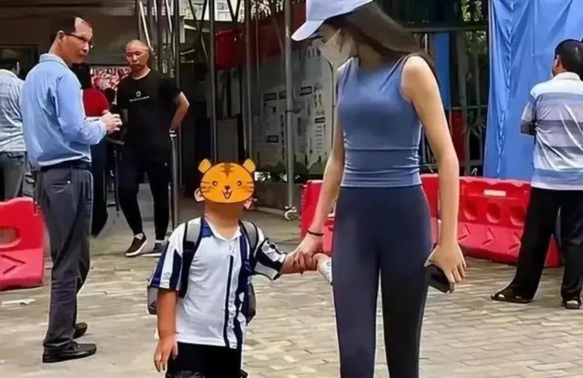 穿衣可以自由，公序必须遵守！一个辣妈在幼儿园接送孩子时穿着惹眼，引起了很多家长的