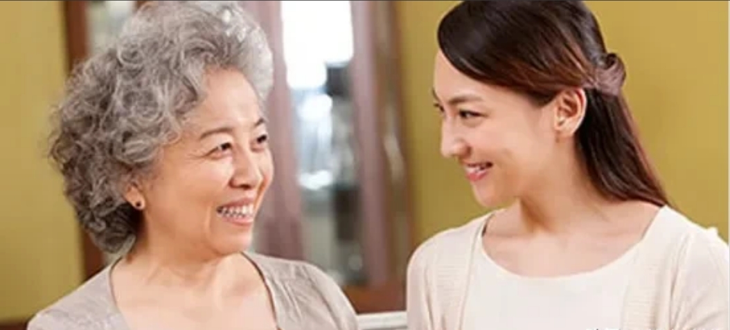 重庆，72岁的老婆婆因胃炎，入住乡镇卫生院，可3子1女均不来看望。老婆婆哀莫大于