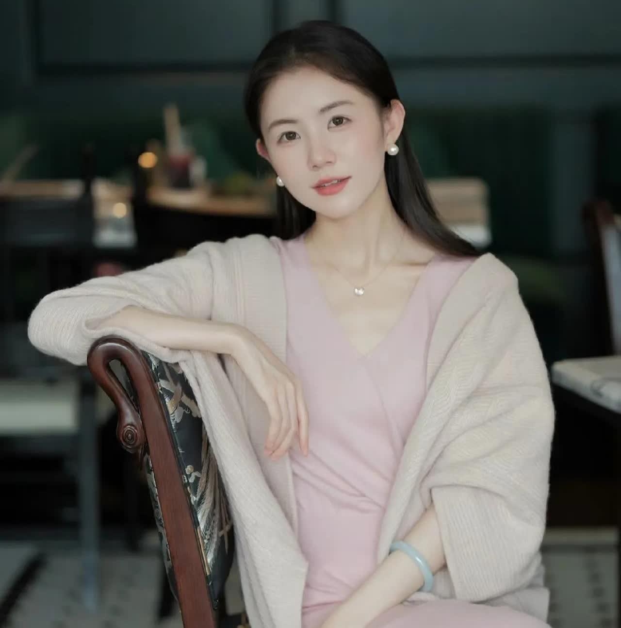 丈夫发现妻子和领导睡觉，他找到领导的妻子，花言巧语的终于得到了领导妻子的喜欢，并