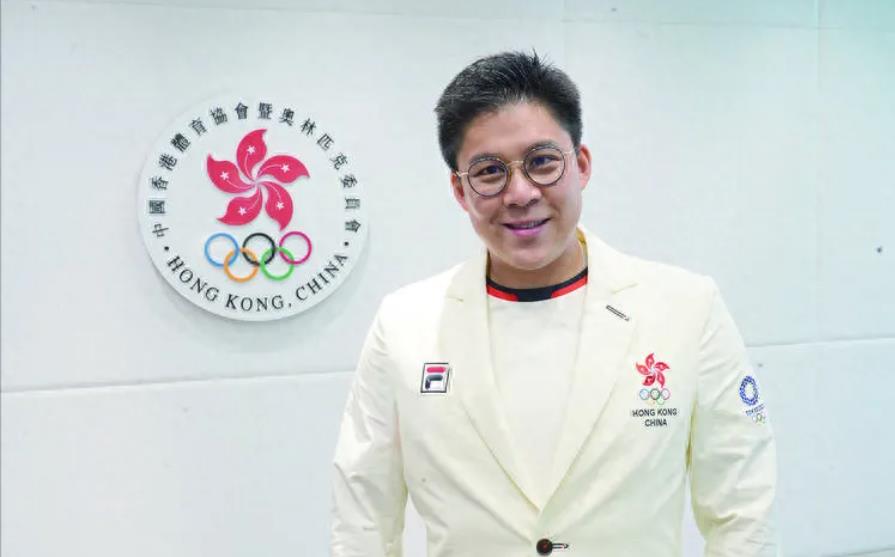 杭州亚运会开幕，团长霍启刚率领中国香港代表团在杭州萧山国际机场，受到当地的市民的