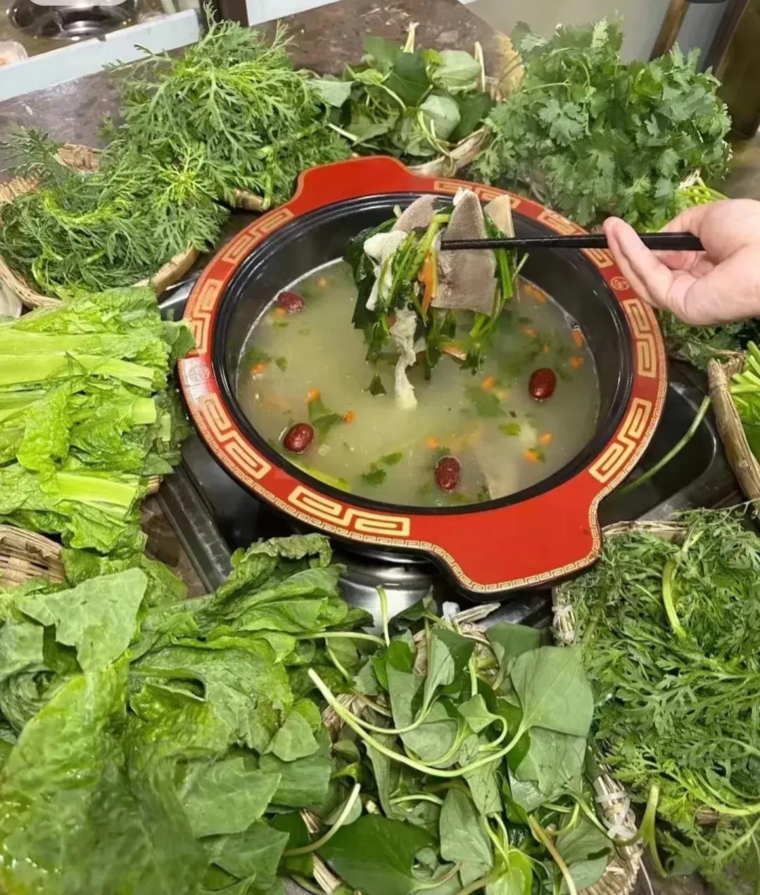 我出差到成都，与大学初恋相约晚餐。他年入百万，但餐桌上却摆满绿油油的青菜，让我感
