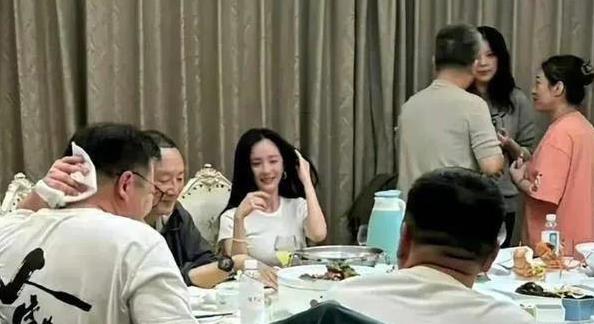 女明星在饭局上原来都是素颜！[捂脸]以往认为饭局作为明星社交场，她们应该重视这个