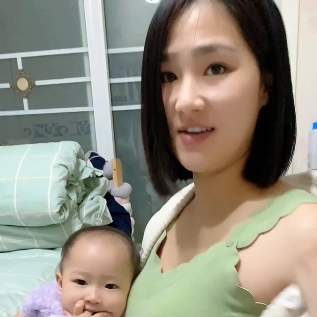 喂奶不遮挡，老公生气了。
你喂奶倒盖着点你。没事，我这不是穿着这个哺乳内衣吗？孕