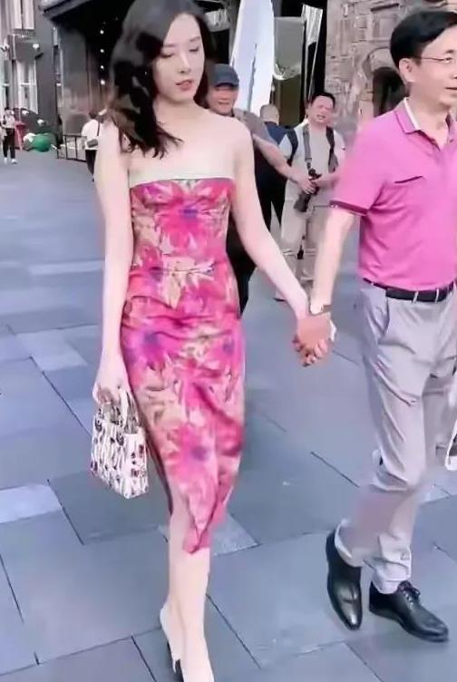 最新消息传出，涉及成都“牵手门”事件的背后，胡某勇的妻子通过网络为丈夫澄清。她声