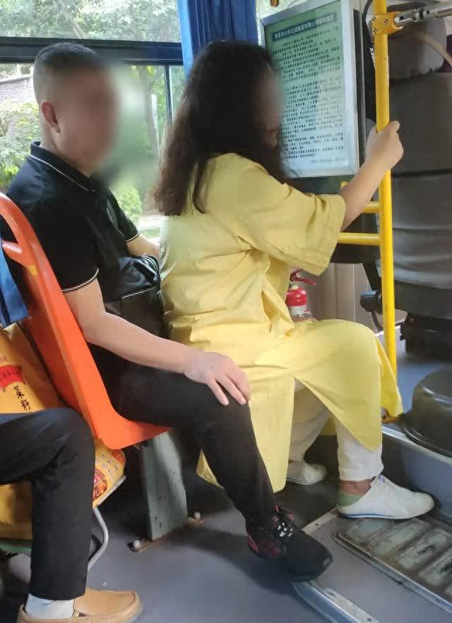 长期坐公交车的人，真是什么奇葩事都能碰到。上次我就碰到了一幕让我大跌眼镜的事情。