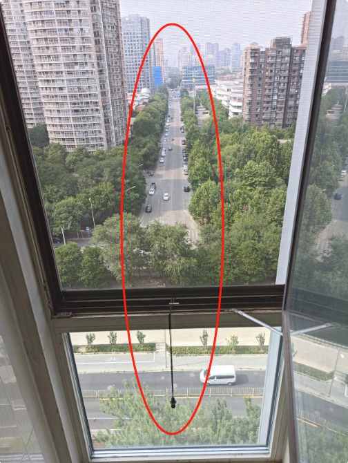 新家收楼了，为了安心，老爸请了一位所谓的“老先生”帮忙看看家里的风水。
这位老先