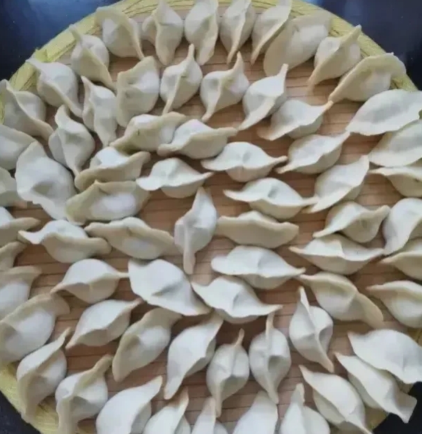 昨天去婆婆家吃饭，一进门看见婆婆和公公在包饺子。我进门就说:“哇，这么多饺子，是