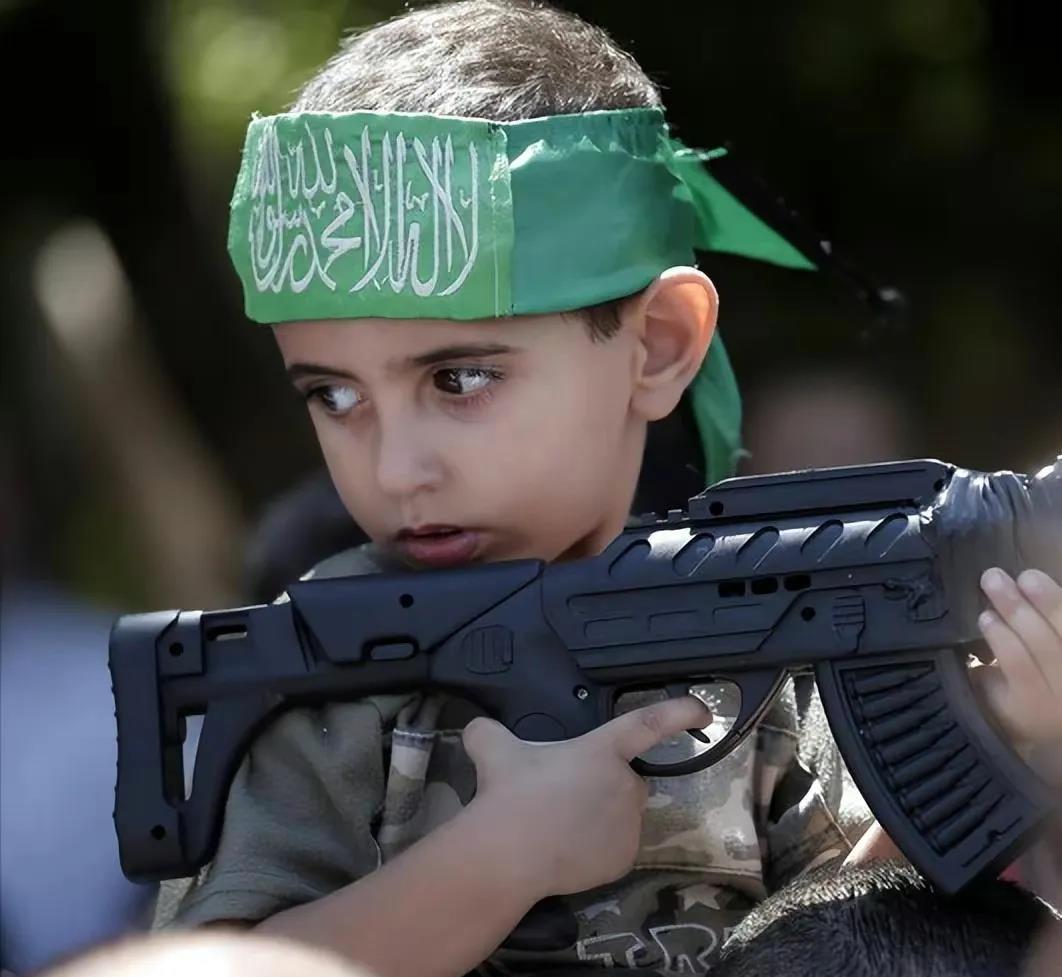 在以色列的土地上，记者随机采访了犹太人，提出了一个尖锐的问题：“你们为什么占据了