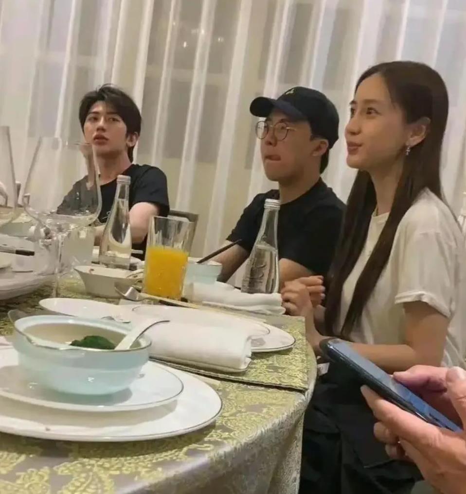 饭局上的女明星原来都是以素颜示人。