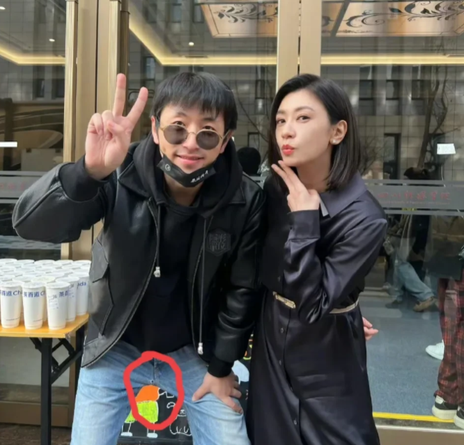 “大锤”白客和贾静雯合影，裤子成两点！哈哈哈哈哈