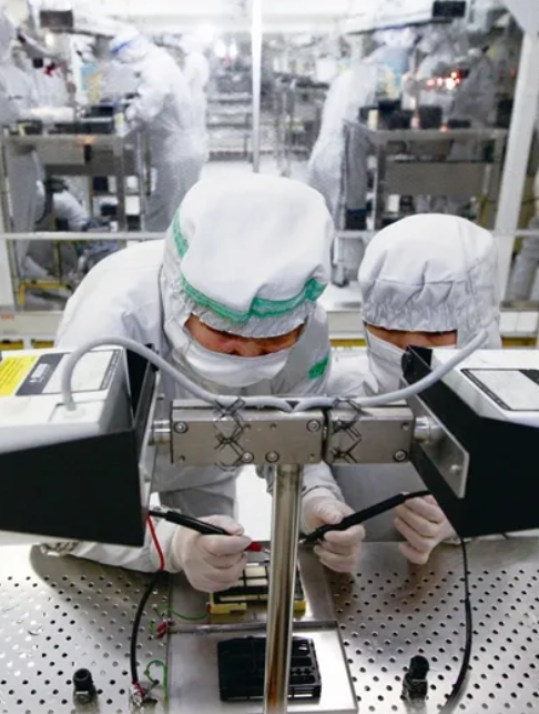 新招技术员还没有干满一个月就辞工了，人事部经理找他谈话，说：“公司给你待遇不低啊