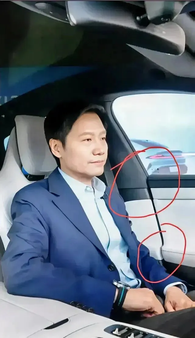 雷总，这做工还得加强一下才行呀

有网友吐槽：看雷总这个视频，感觉这个缝隙有点大