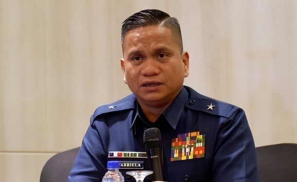 菲律宾海警指控：中国海警抓住菲律宾渔船，强迫渔民将海贝扔进南海。然而事实是菲律宾