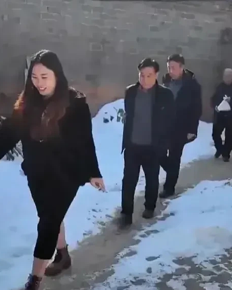 在冬至那天，5名村干部为五保户送去了一盘饺子。其中一位干部还全程拍摄了录像。这样