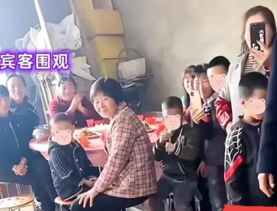 贵州一场寒酸的婚礼，女子出嫁因彩礼只要2.98万元，连婚服都没有被周围的人嘲笑。
