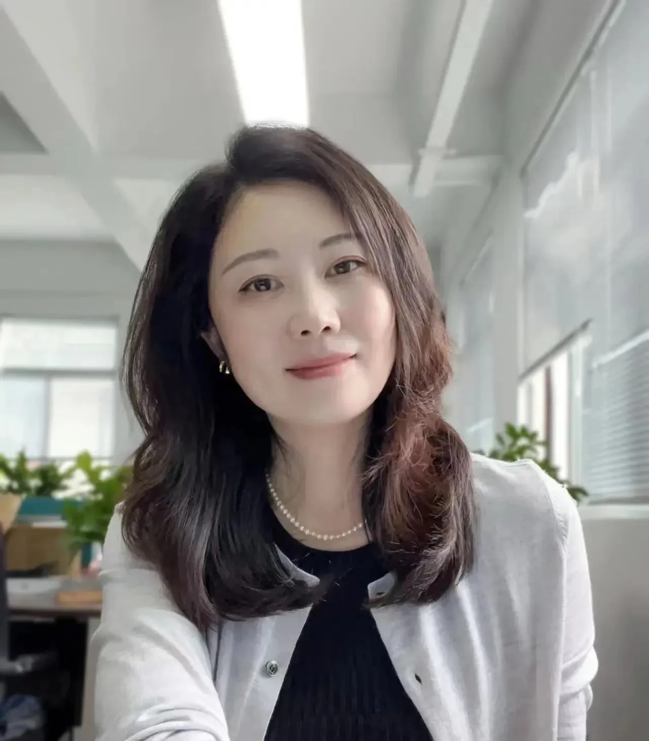 那一晚，我因过量饮酒身体不适，他在酒店里全程照顾了我。第二天清晨，他笑着问：“孤