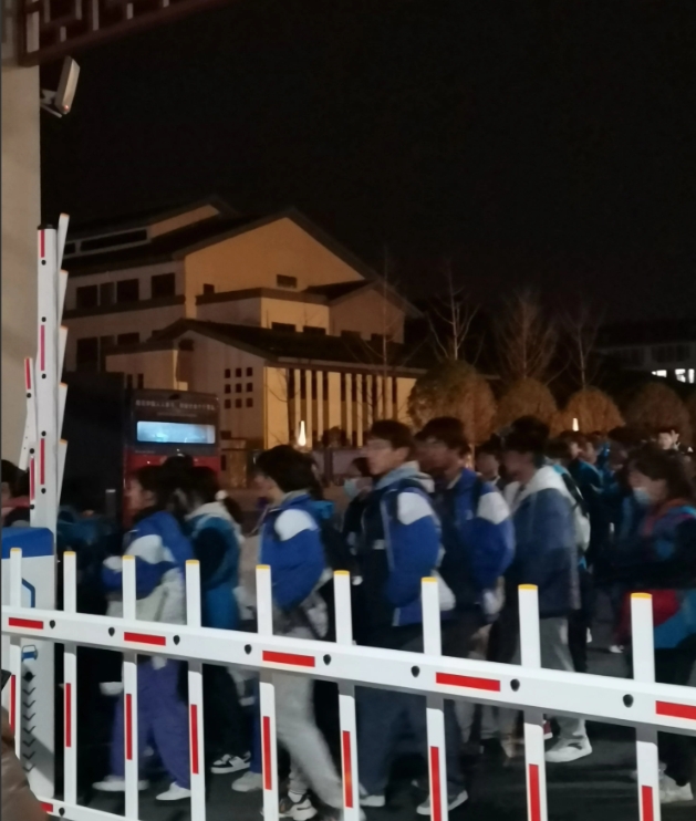 强势的母亲是儿子的灾难

惊闻老同事高三的儿子，在昨晚安静的夜晚中，毫不犹豫地从
