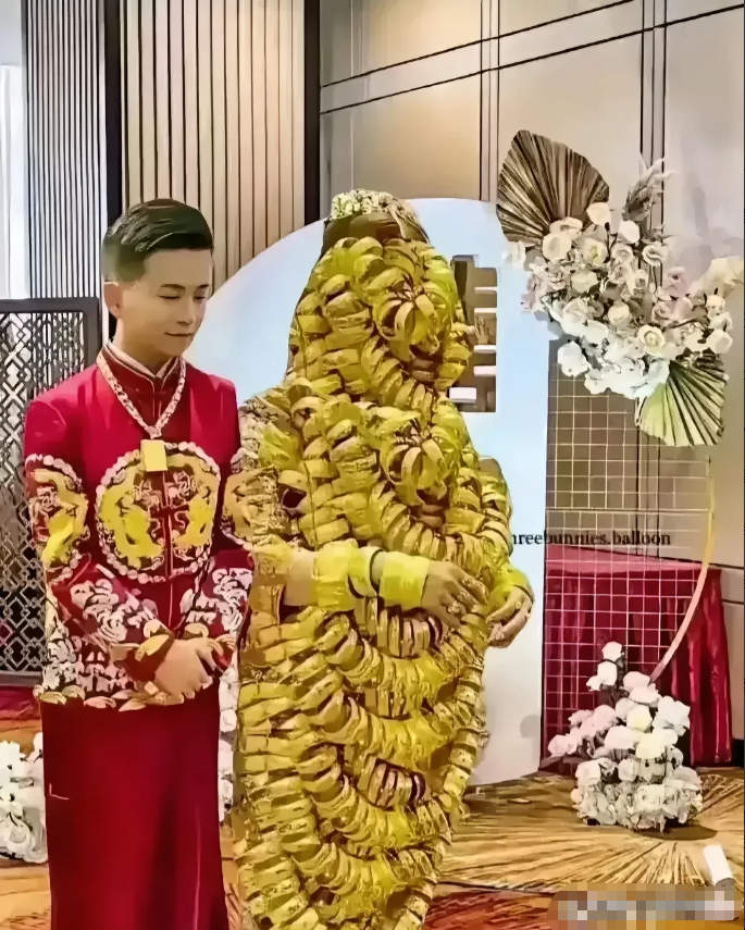 新娘的长相已经不重要了，有钱就够了。见过炫富的，没见过这样炫富的！（照片自网络）