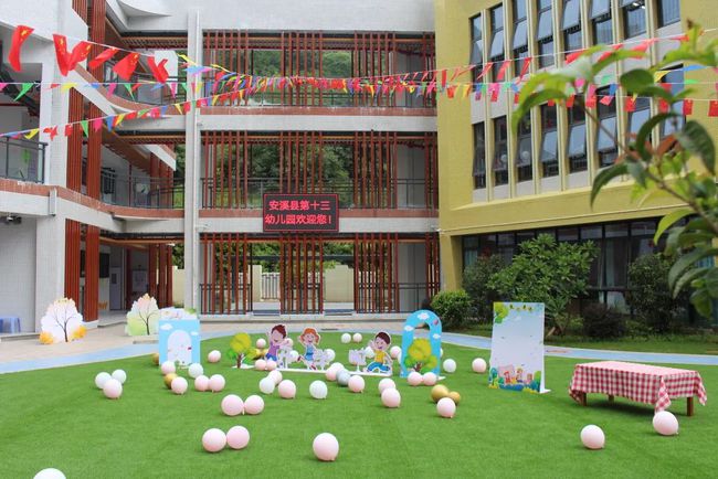 发现私立幼儿园和公立幼儿园的教学方式真的很不一样。
私立幼儿园从小班开始就认字，