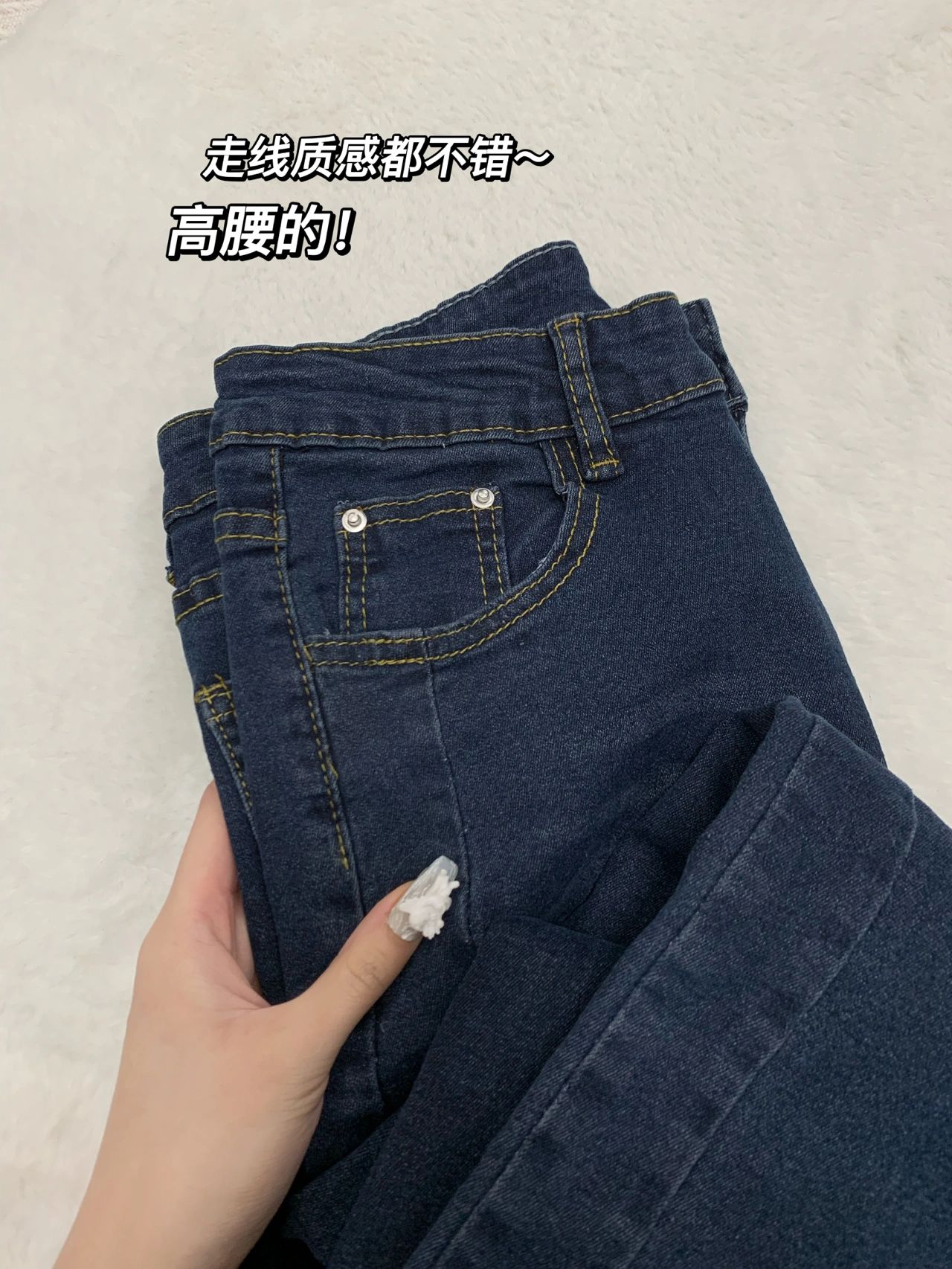 牛仔裤搭配#深色牛仔裤配什么上衣#