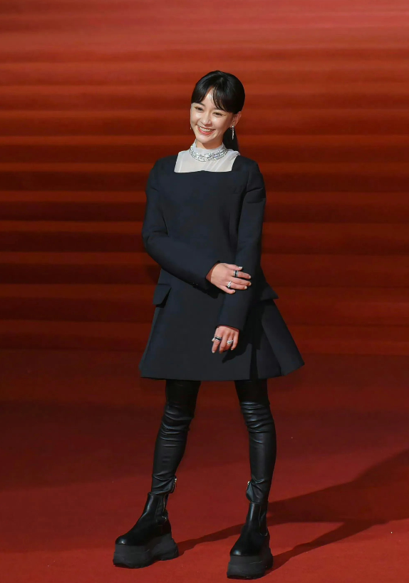 金马奖也许真的落寞了，撞期内娱另外一个盛典，虽然请来了知名导演还有林青霞，但是连