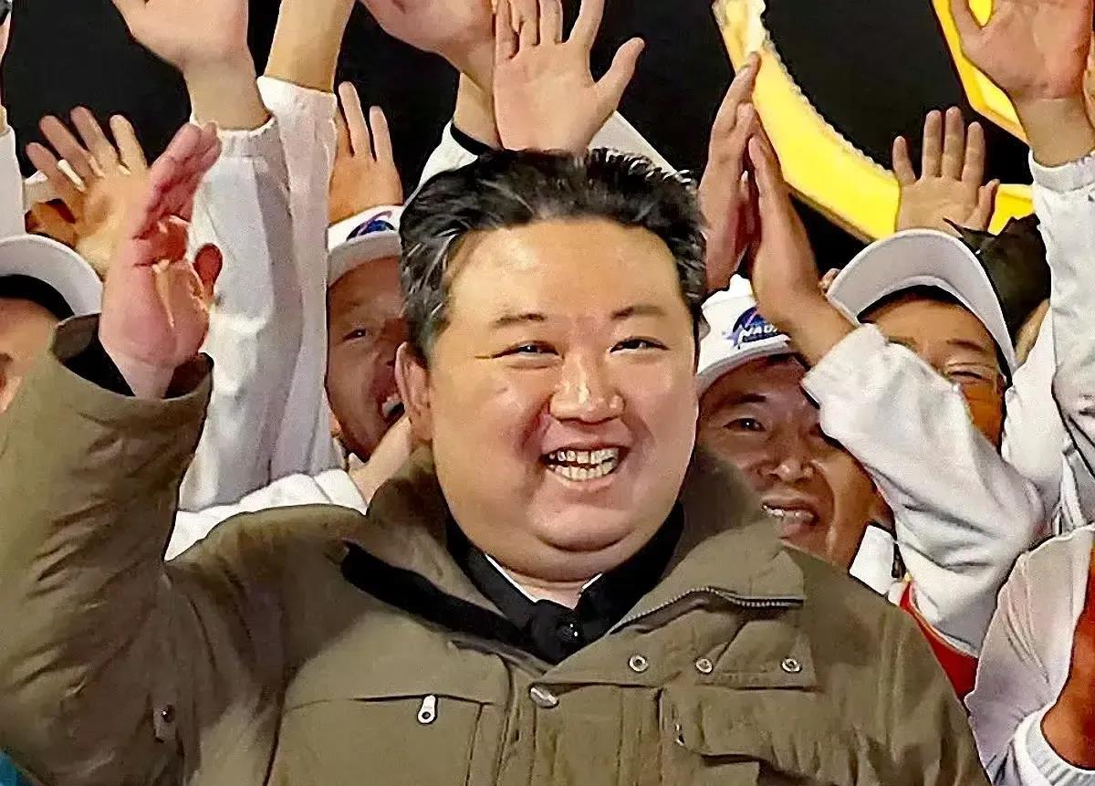 朝鲜首颗军事侦查卫星——“万里京一号”发射成功。朝鲜最高领导人金正恩亲临发射现场