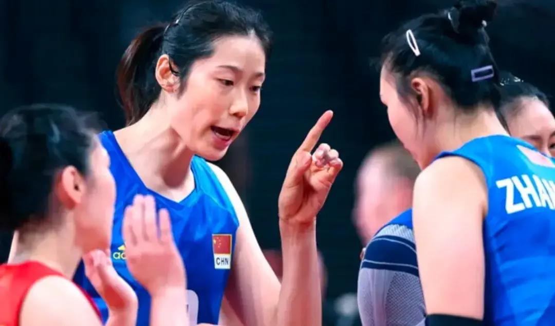 上午十点，中国女排官宣新队长，朱婷回归悬念揭晓，蔡彬看懂了  目前中国女排球员们