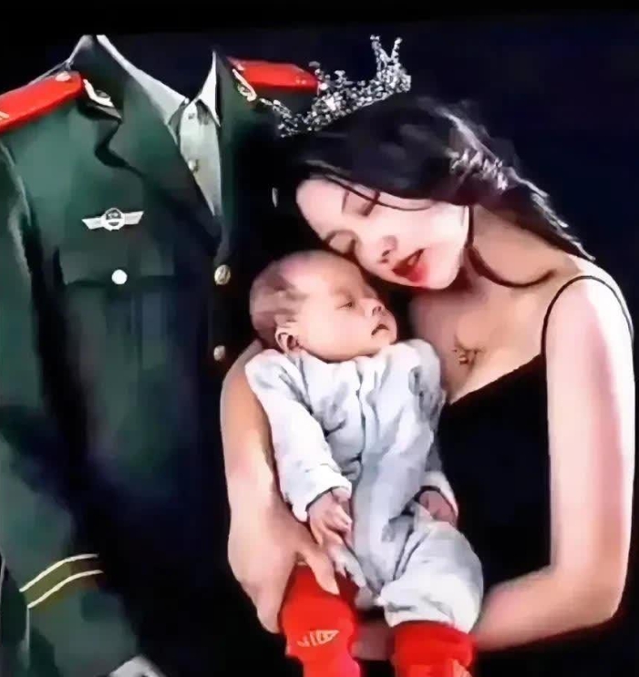 多么感人的画面！吴海燕是一位山东籍军嫂，年仅23岁，她抱着出生不久的孩子与丈夫的