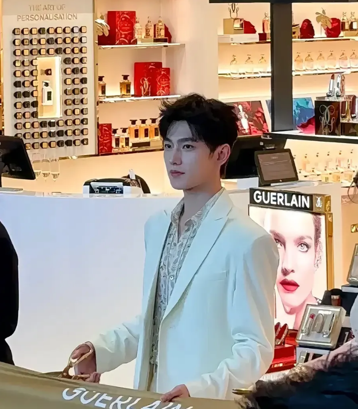 知名男星杨洋，因造型引发了热议！

不是因为他和王楚然的恋情绯闻，也不是因为他的